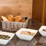 Wohlfuehlhotel Berg Heil Szálloda Holzgau