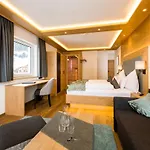 Wohlfuehlhotel Berg Heil Hotel Holzgau